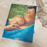 Buchcover ‚Papa‘ mit Illustration eines Vaters mit Kind