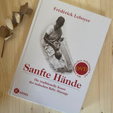 Buchcover ‚Sanfte Hände‘ von Frédérick Leboyer mit Foto einer indischen Mutter, die ihr Baby massiert.