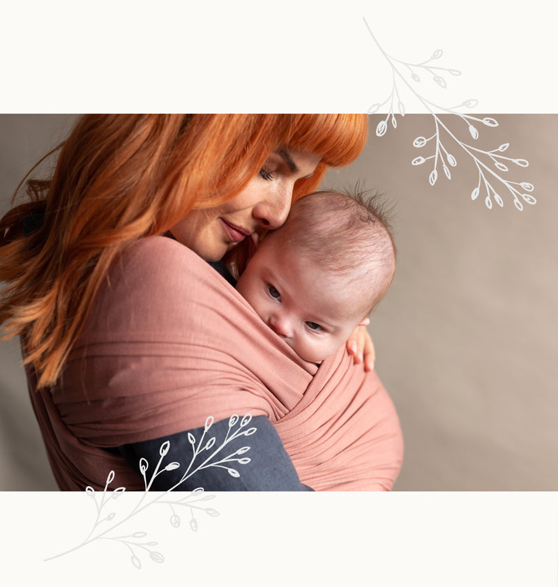 WickelArt | Bindung fördern & Urvertrauen stärken
Unsere Babys kommen als Traglinge zur Welt. Es ist ein tief verankertes Grundbedürfnis jedes Babys, getragen zu werden. Beim Tragen, nah an deinem Herzen, spürt dein Baby deine Wärme, hört deinen vertrauten Herzschlag und fühlt sich sicher und geborgen, genau wie einst in deinem Bauch.