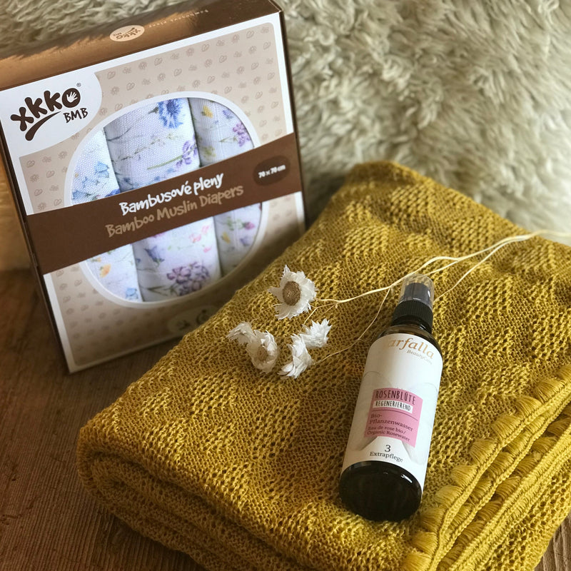 Wolldecke mit Mulltücher und Baby-Hautpflegespray