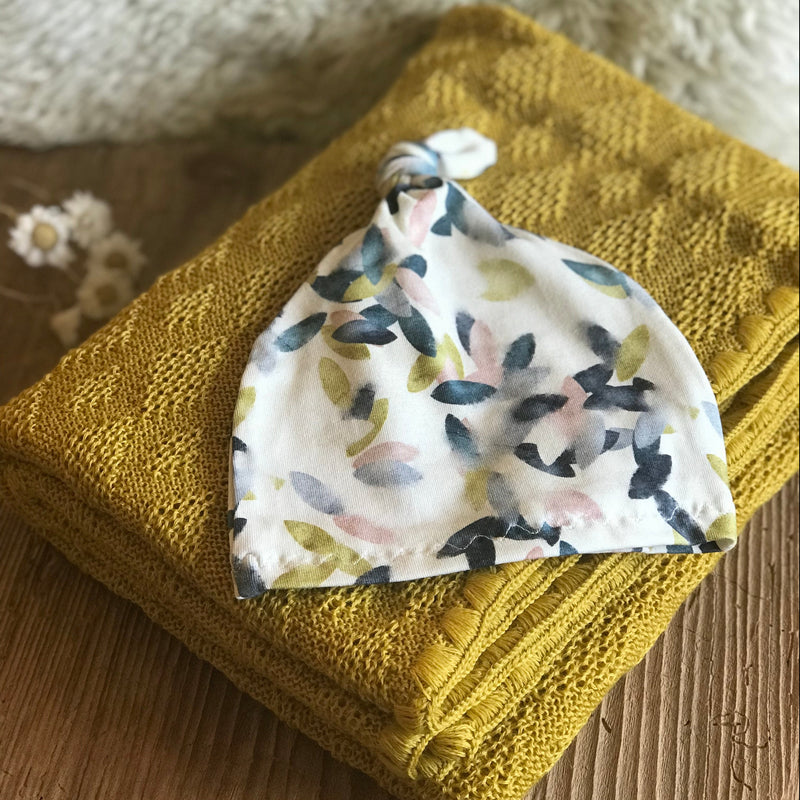 Wolldecke mit Babymützchen