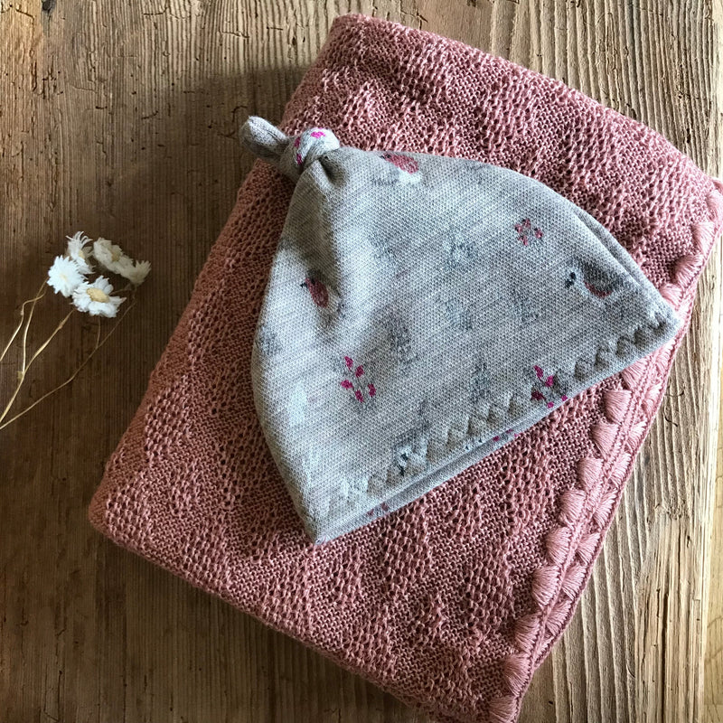 Babydecke mit Knotenmützchen