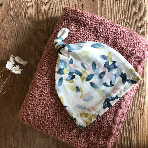 Wolldecke mit Babymützchen