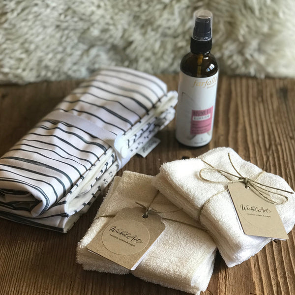 Wickelunterlage mit Waschlappen und Baby-Hautpflegespray