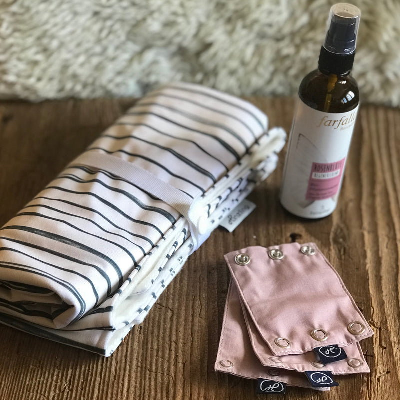 Wickelunterlage mit Baby-Hautpflegespray und Bodyverlängerungen