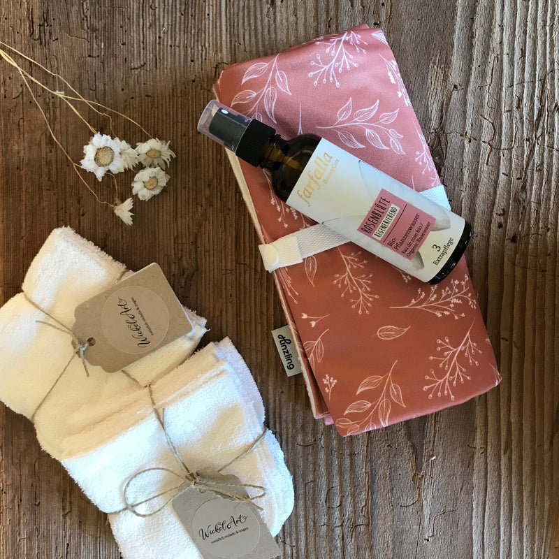 Wickelunterlage mit Waschlappen und Baby-Hautpflegespray